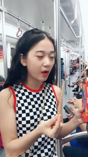 娱乐吃瓜酱人多的地铁